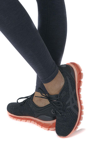 Жіночі кросівки асікс фото на ногах