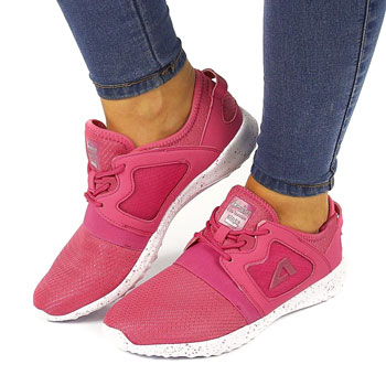 Женские спортивные розовые кроссовки. Фото на ногах
